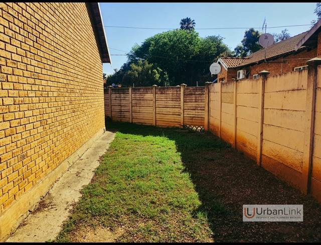 2 BEDROOM TOWNHOUSE FOR SALE IN OOS EINDE
